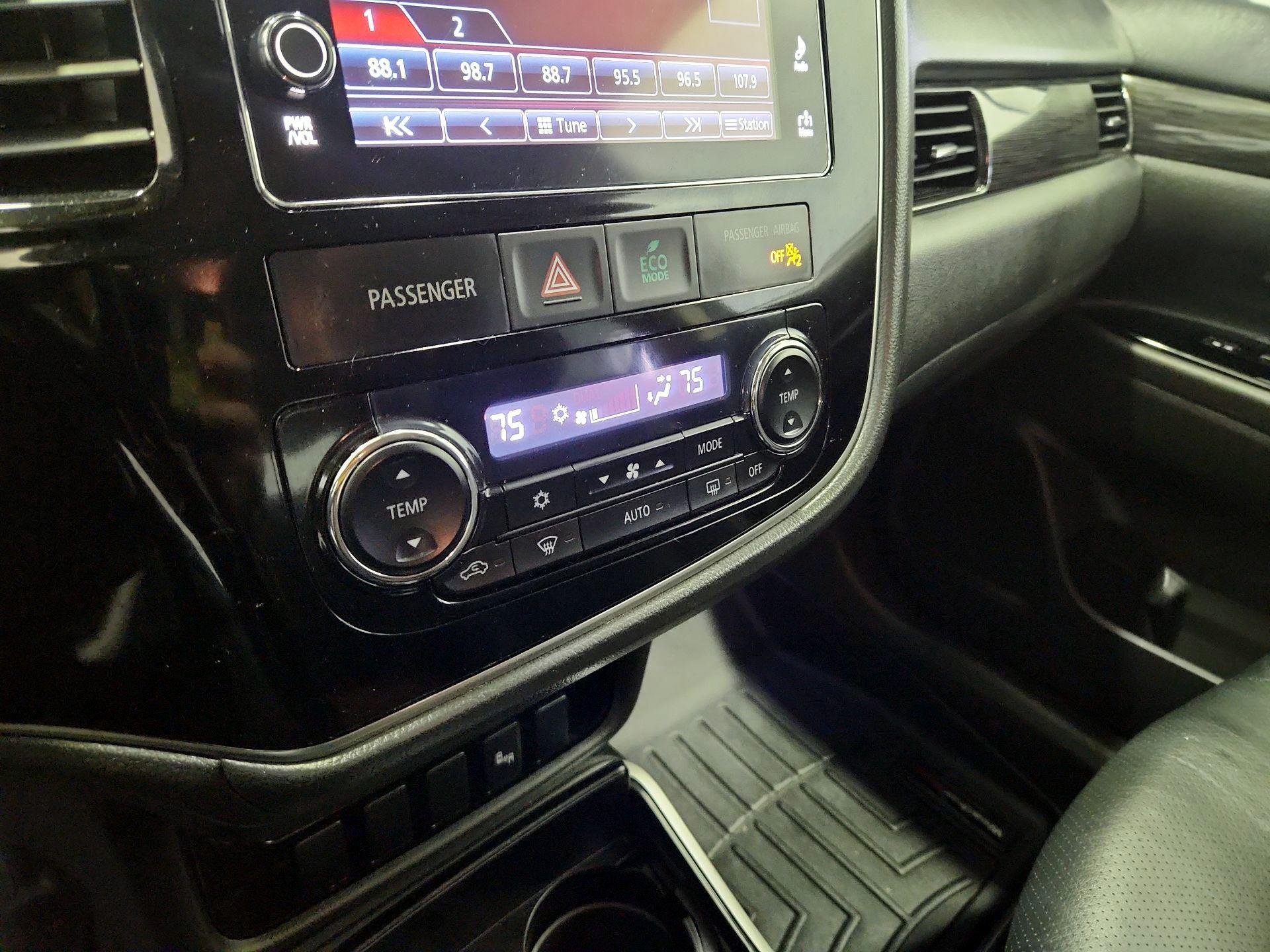 Thumbnail: 2017 Mitsubishi Outlander - 16