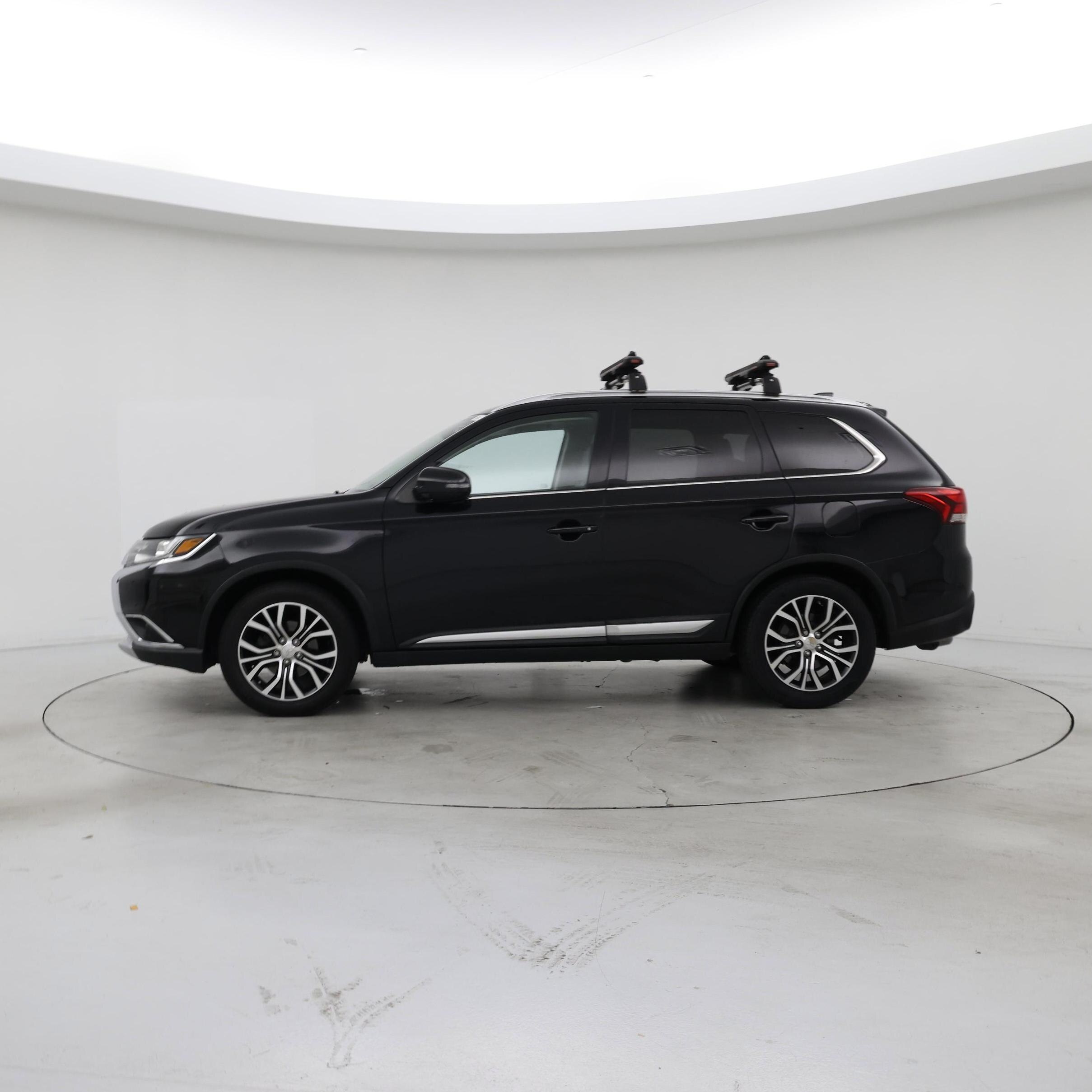 Thumbnail: 2017 Mitsubishi Outlander - 3