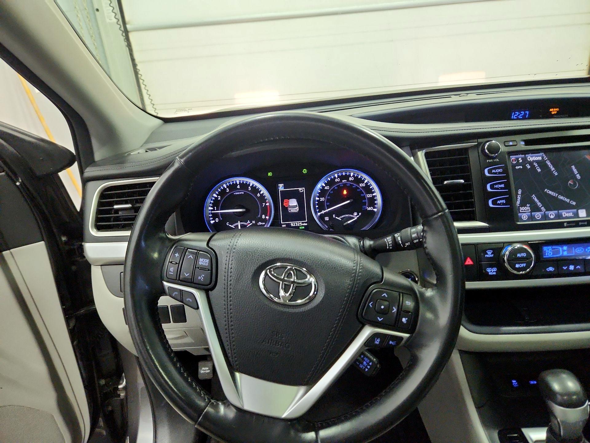 Thumbnail: 2017 Toyota Highlander - 10