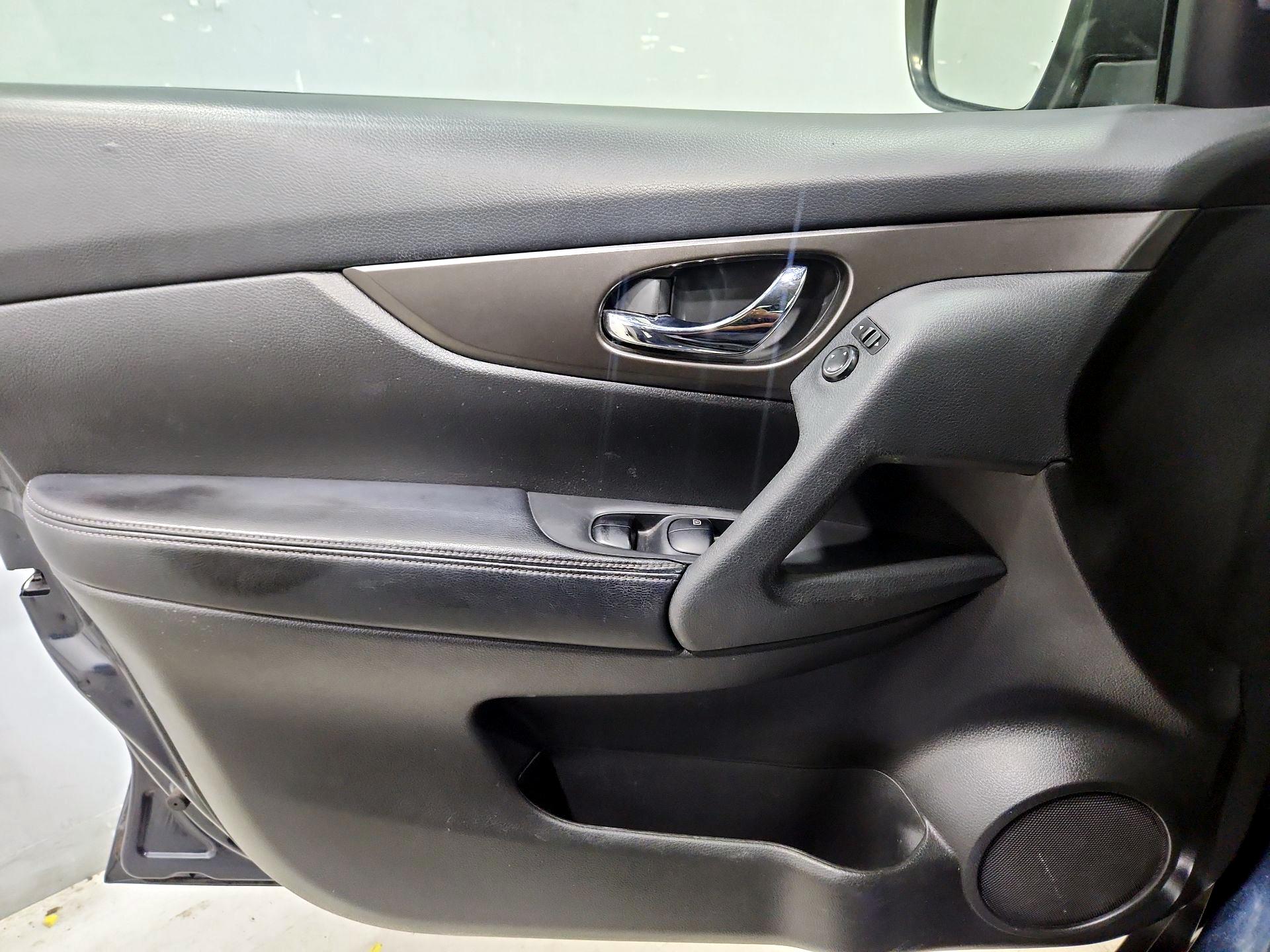 Thumbnail: 2015 Nissan Rogue - 12