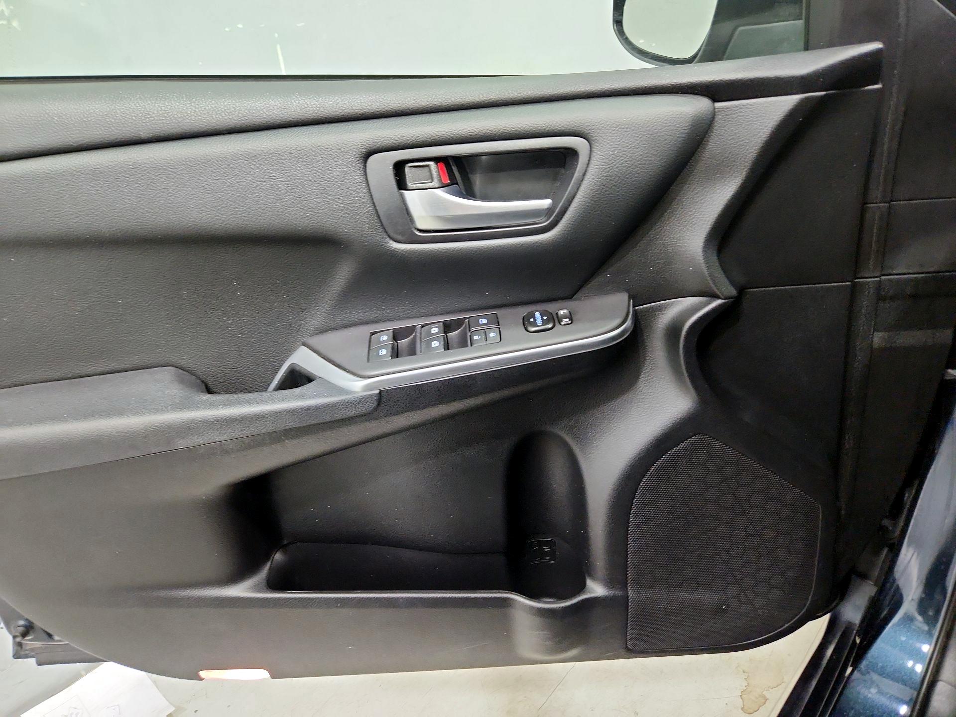 Thumbnail: 2016 Toyota Camry - 12