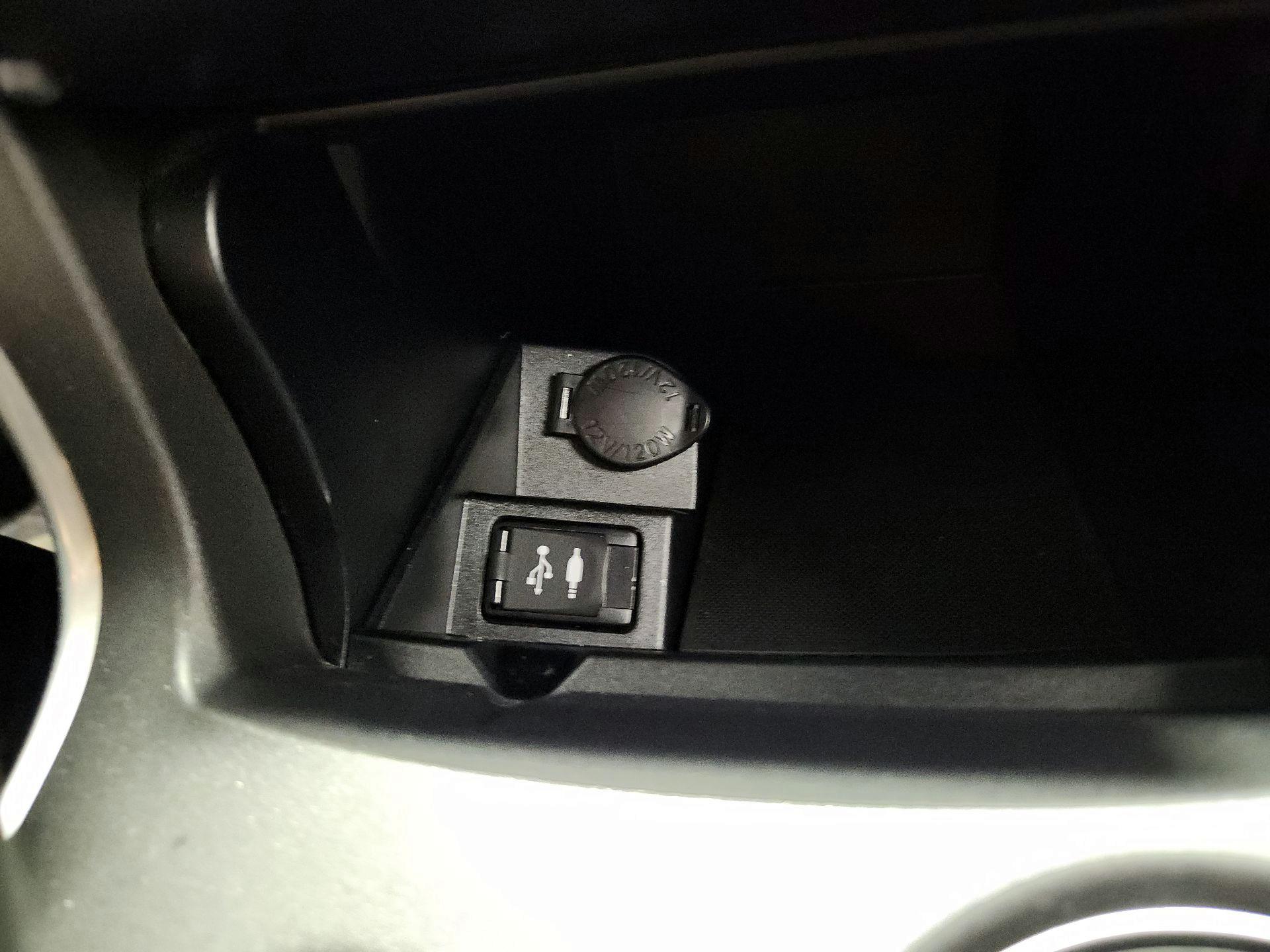 Thumbnail: 2016 Toyota Camry - 18