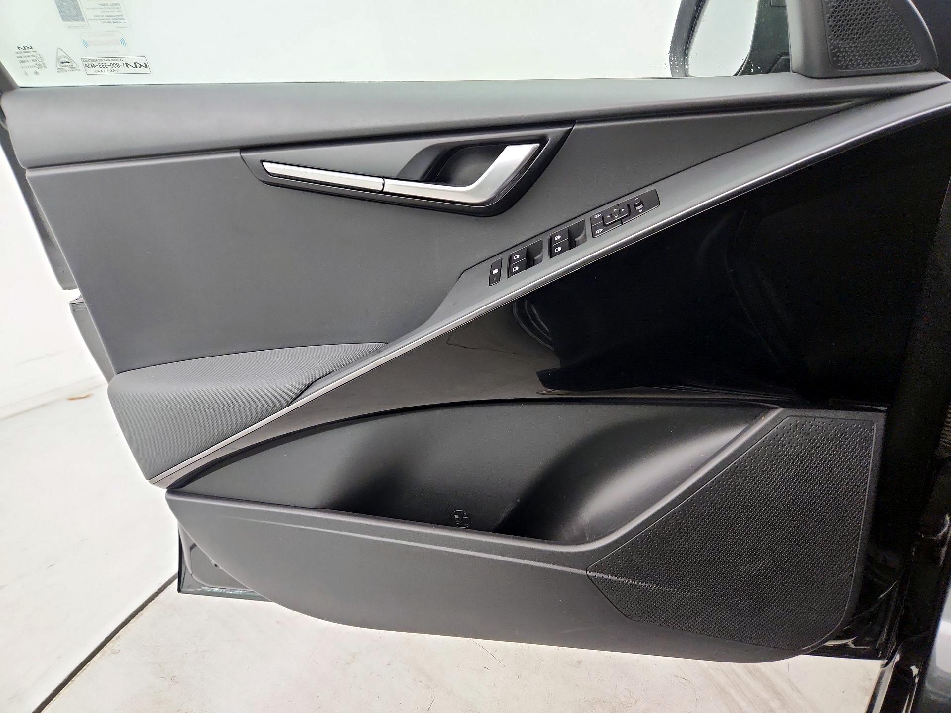 Thumbnail: 2023 Kia Niro - 10