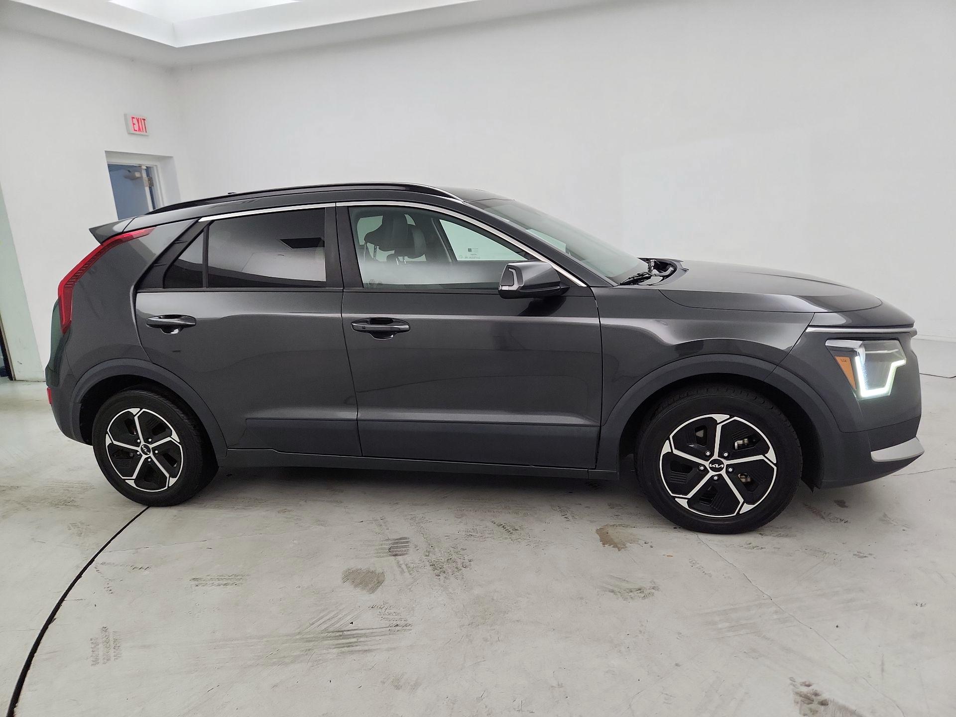 Thumbnail: 2023 Kia Niro - 4