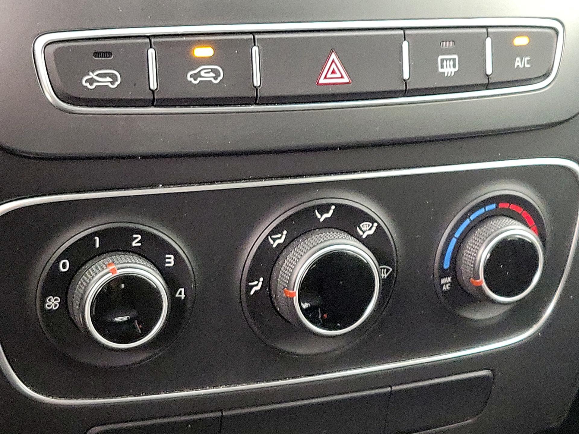 Thumbnail: 2015 Kia Sorento - 15