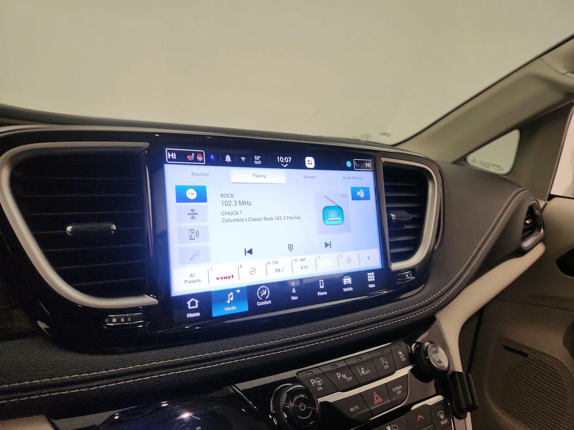 Thumbnail: 2022 Chrysler Pacifica - 16