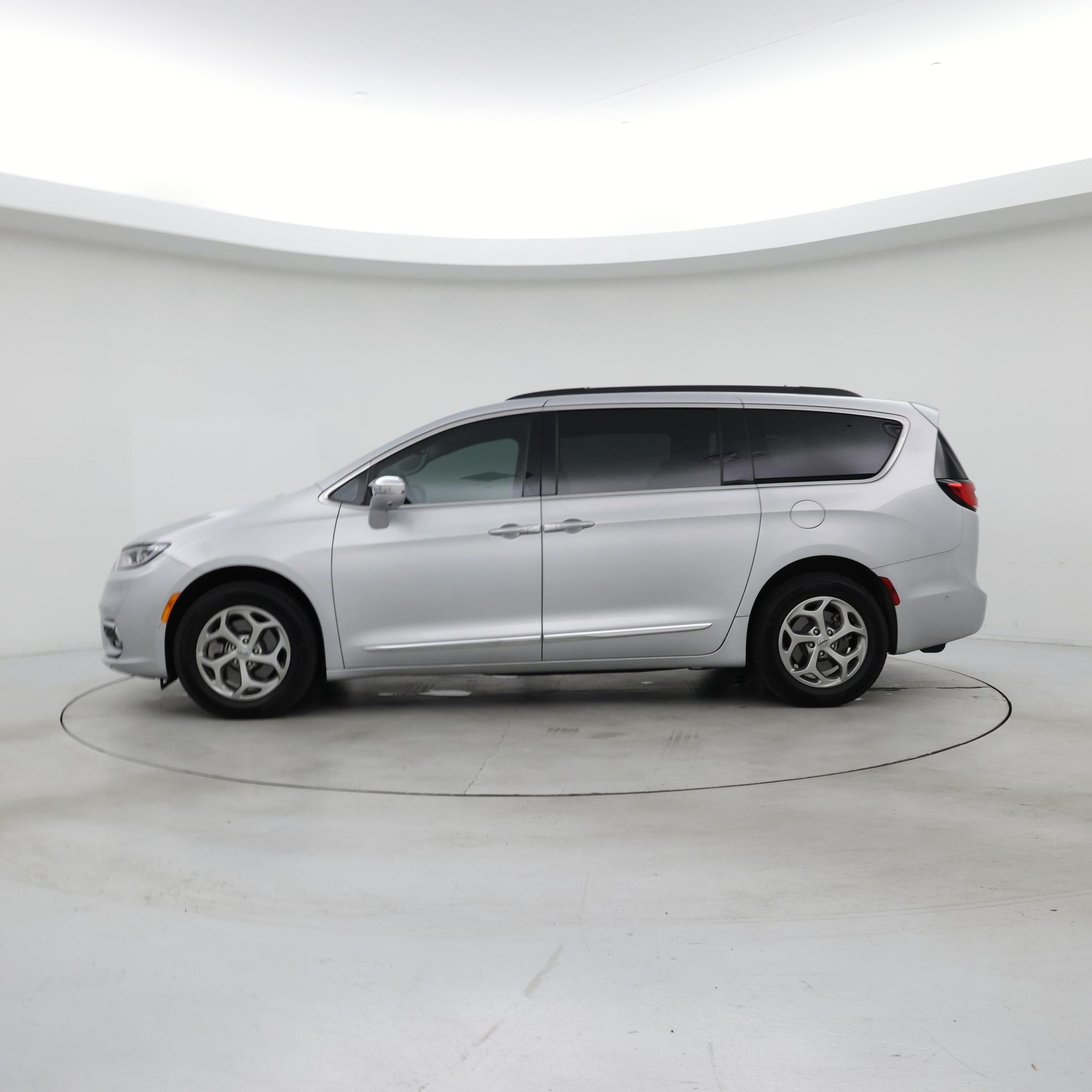 Thumbnail: 2022 Chrysler Pacifica - 3