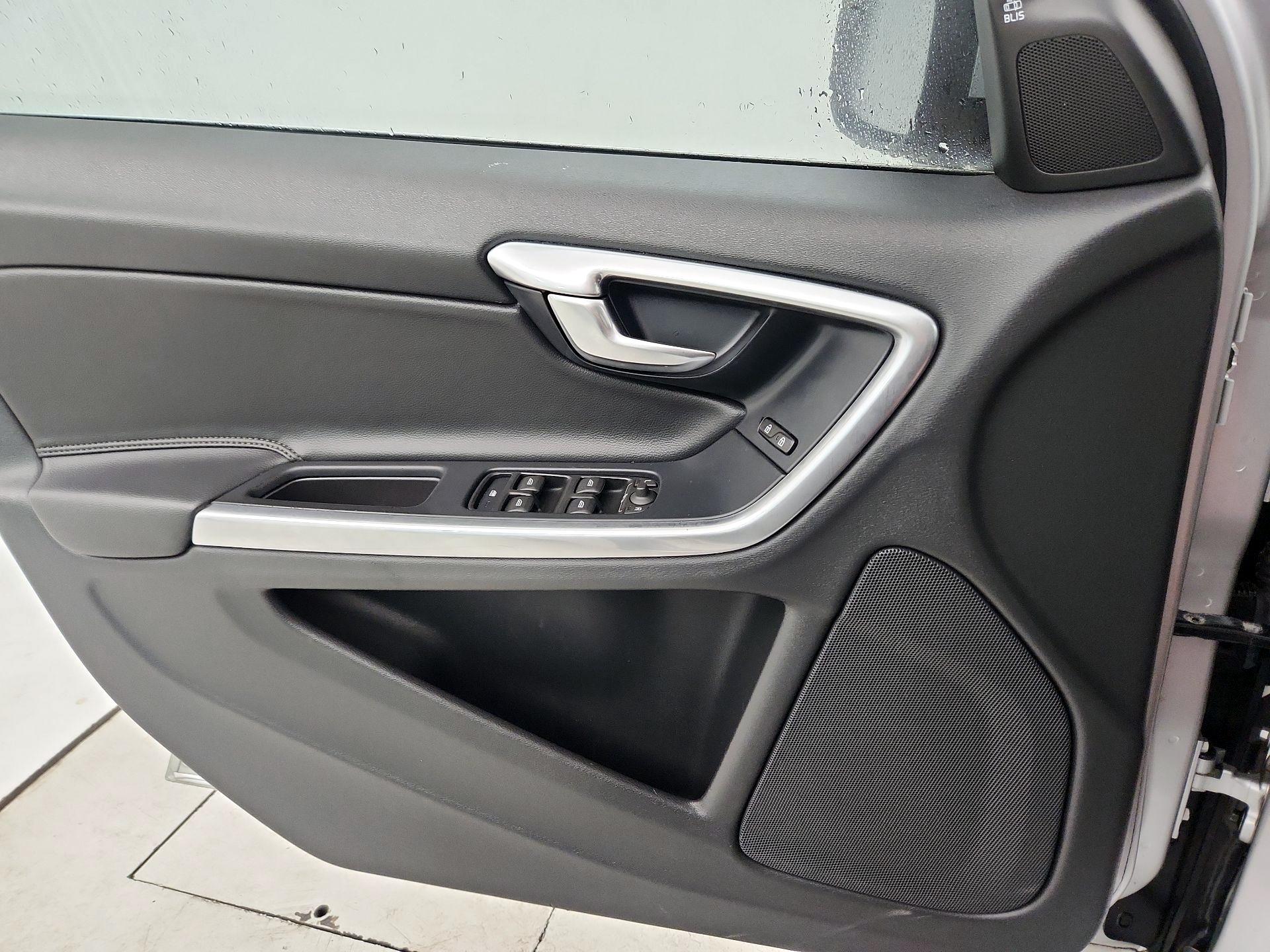 Thumbnail: 2016 Volvo V60 - 10