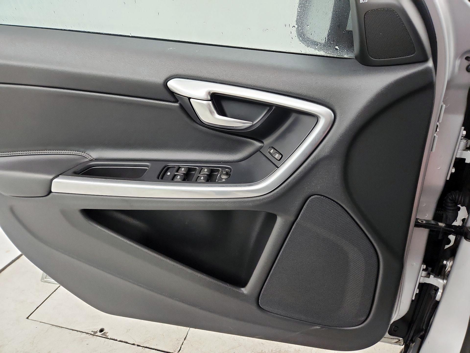 Thumbnail: 2016 Volvo V60 - 11