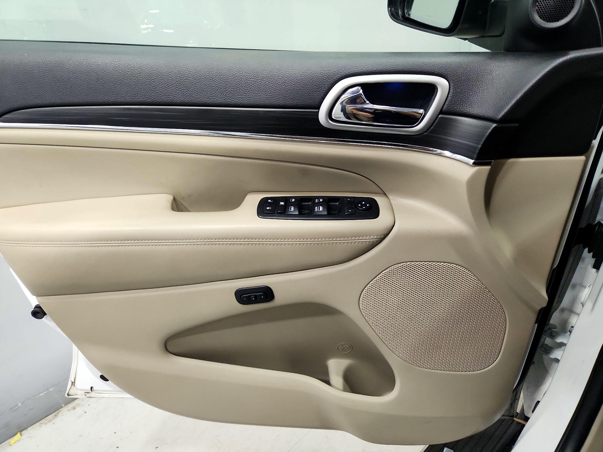 Thumbnail: 2019 Jeep Grand Cherokee - 12