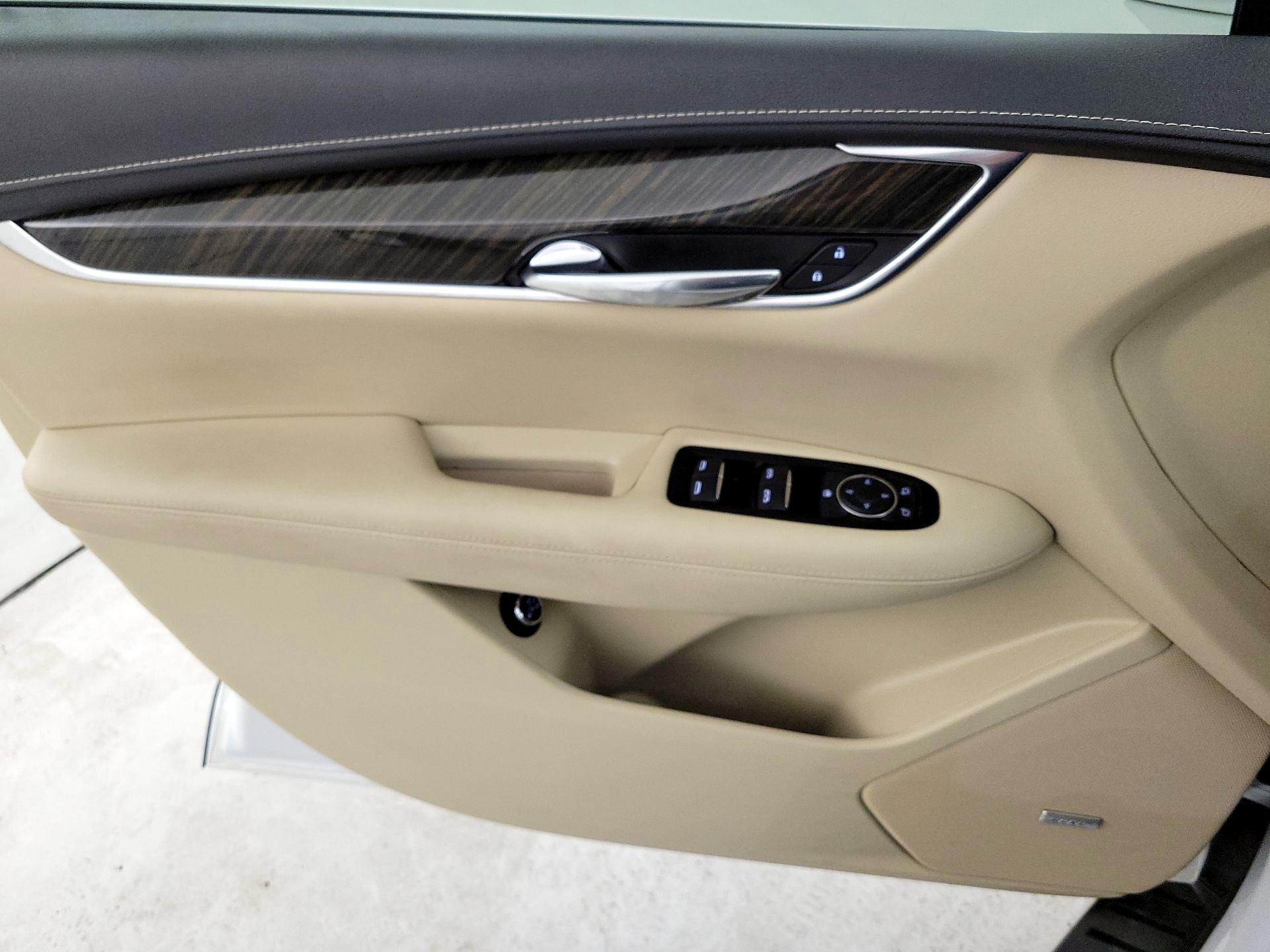 Thumbnail: 2017 Cadillac XT5 - 12