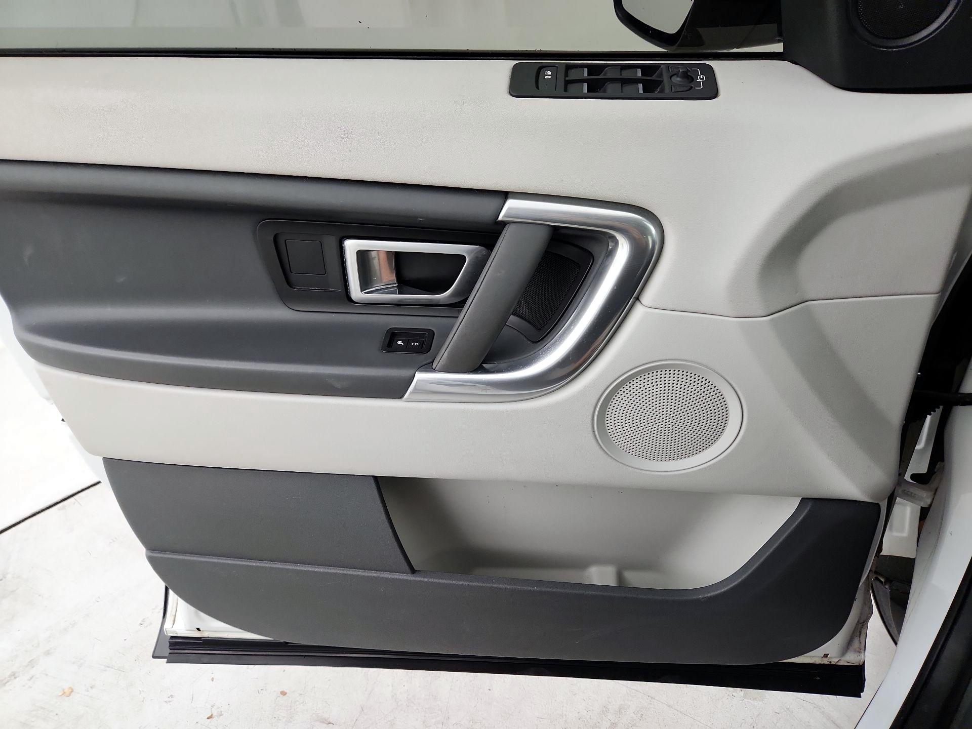 Thumbnail: 2017 Land Rover Discovery Sport - 12