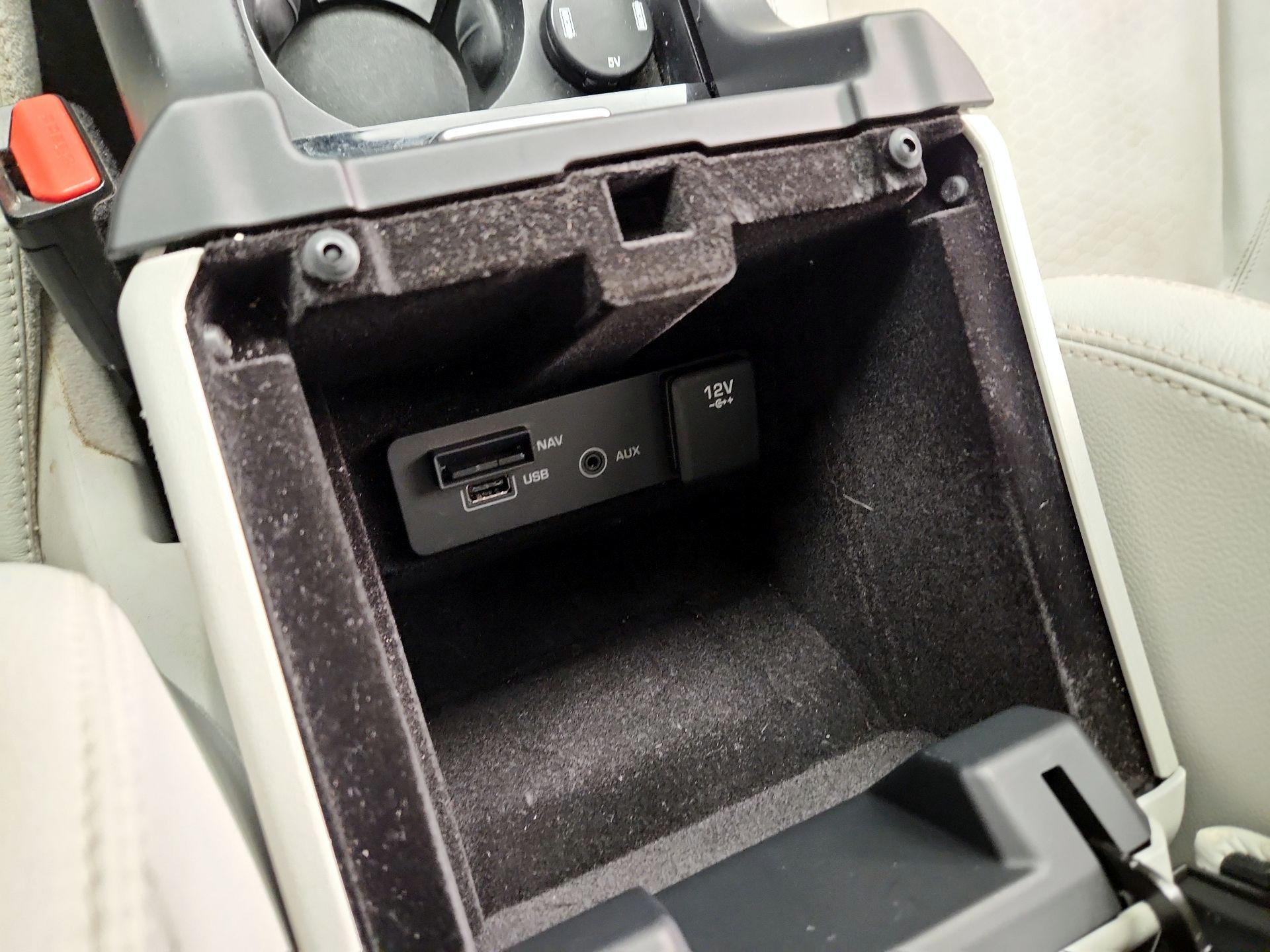 Thumbnail: 2017 Land Rover Discovery Sport - 19