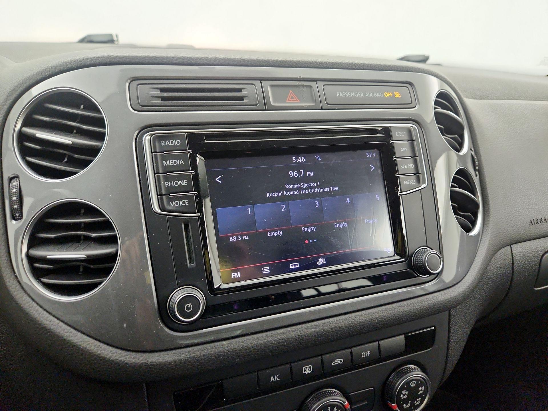 Thumbnail: 2017 Volkswagen Tiguan - 15