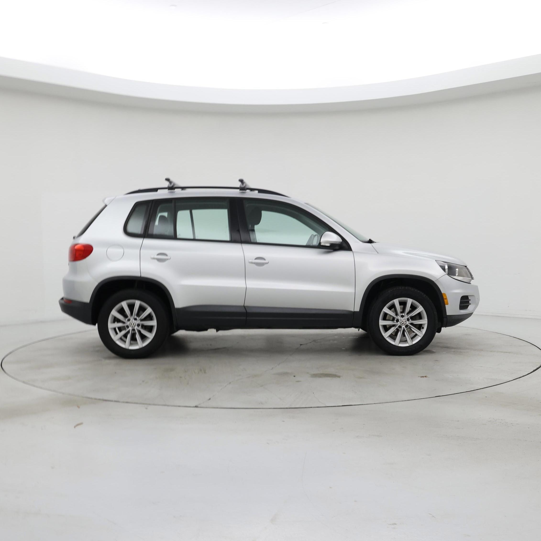 Thumbnail: 2017 Volkswagen Tiguan - 7