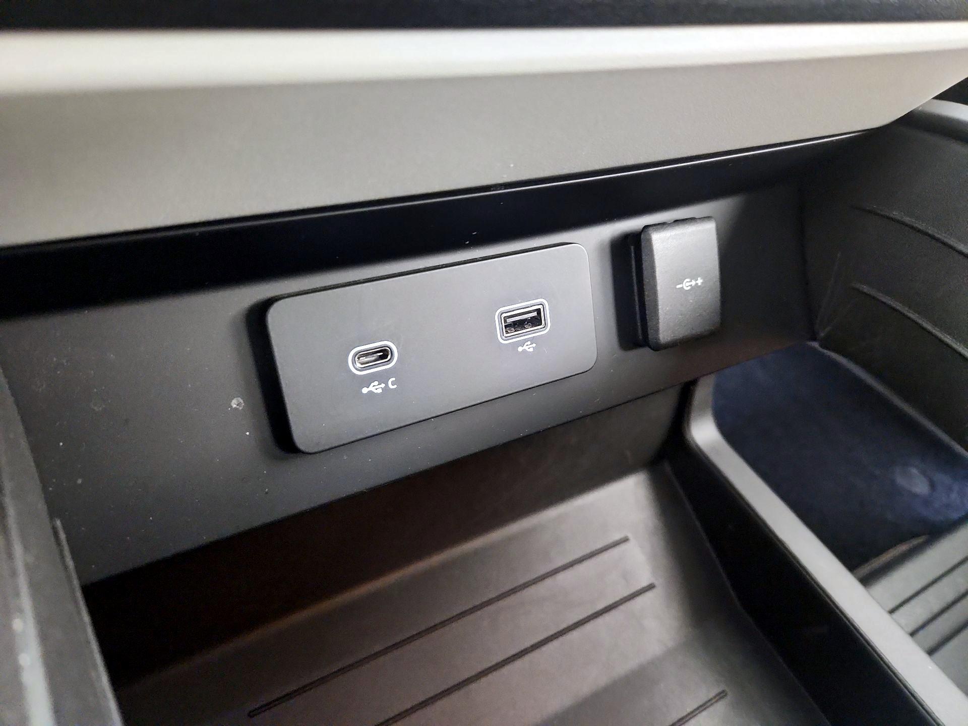 Thumbnail: 2023 Land Rover Defender - 19