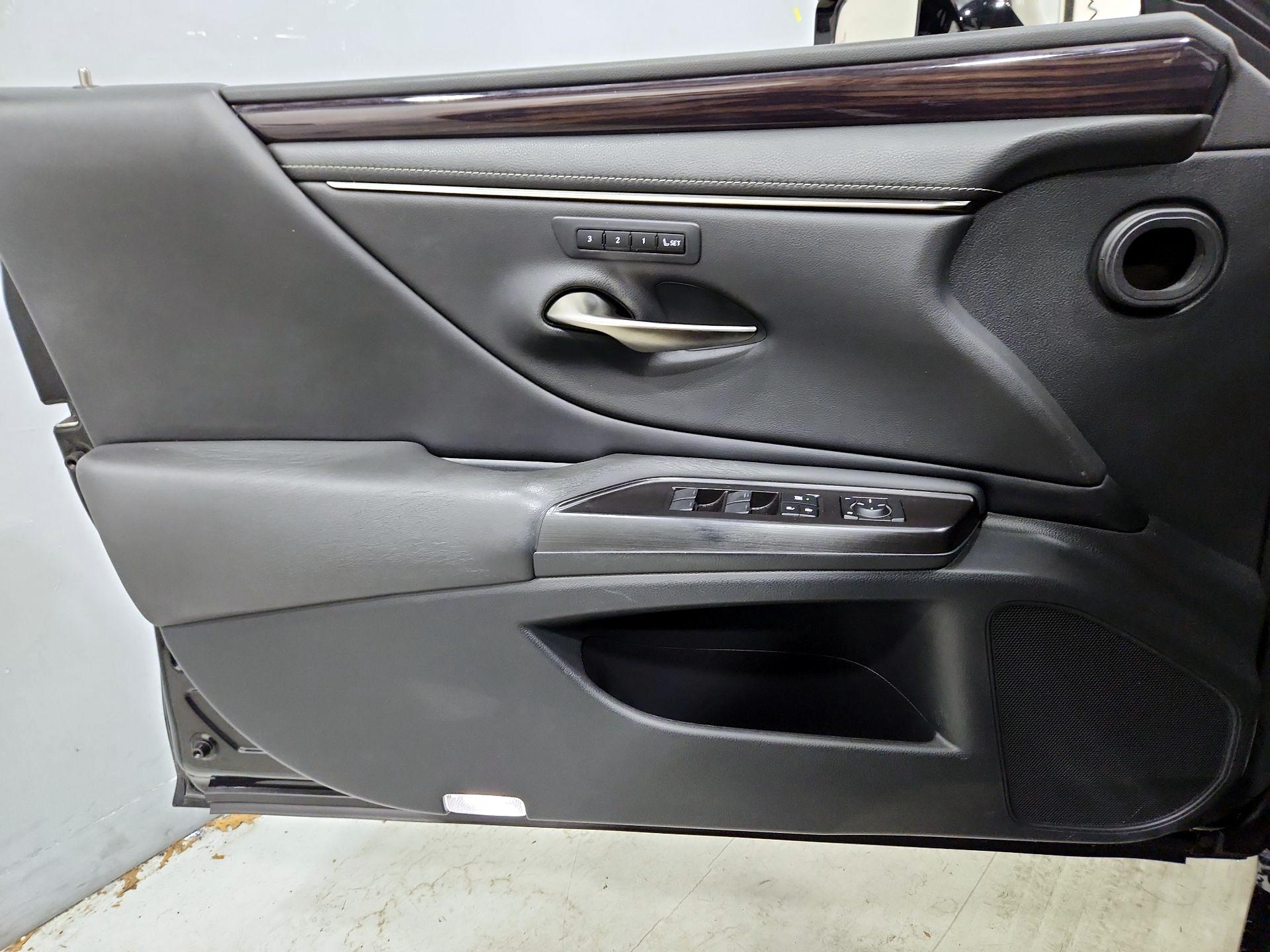 Thumbnail: 2019 Lexus ES - 12