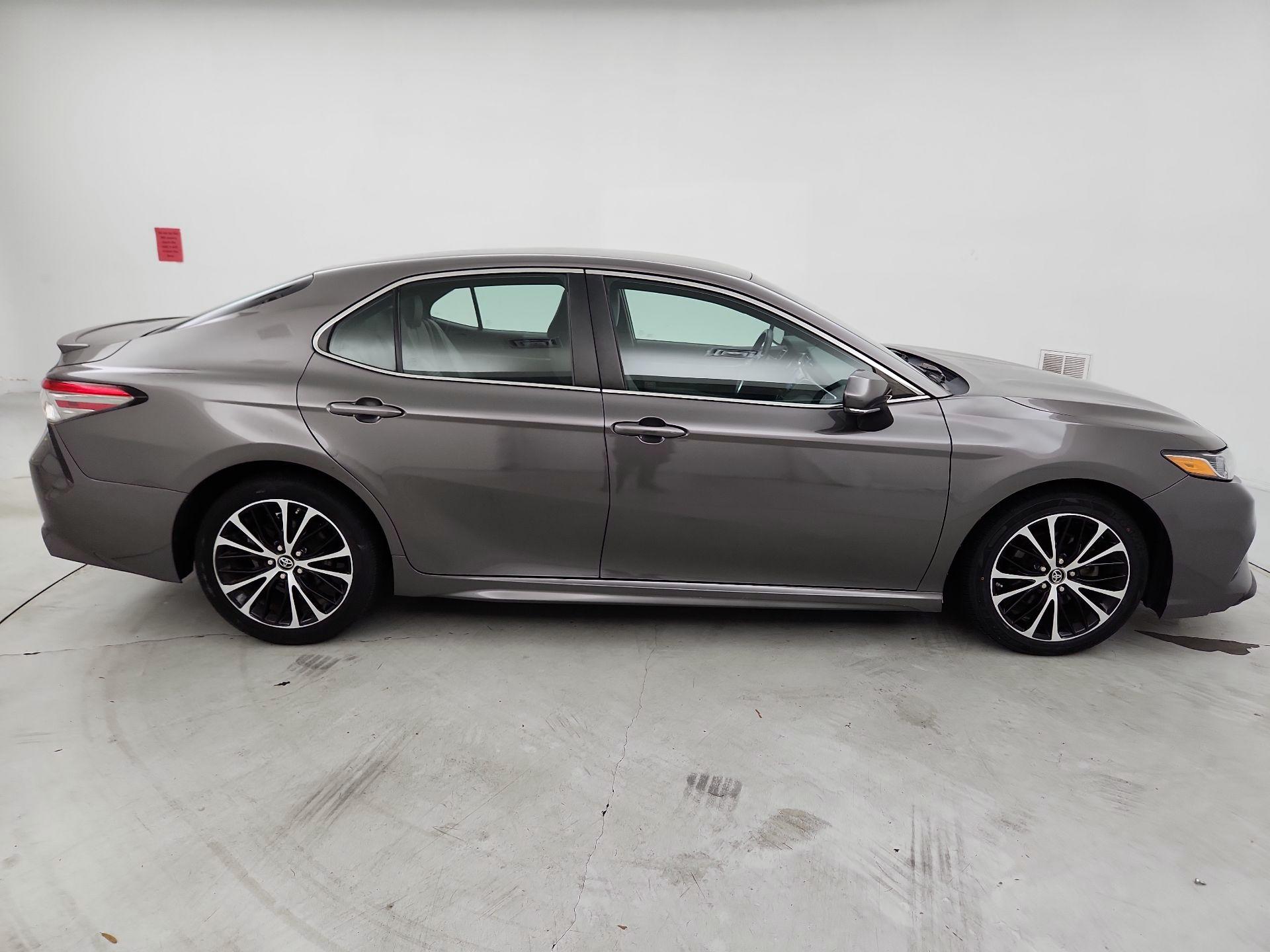 Thumbnail: 2018 Toyota Camry - 4