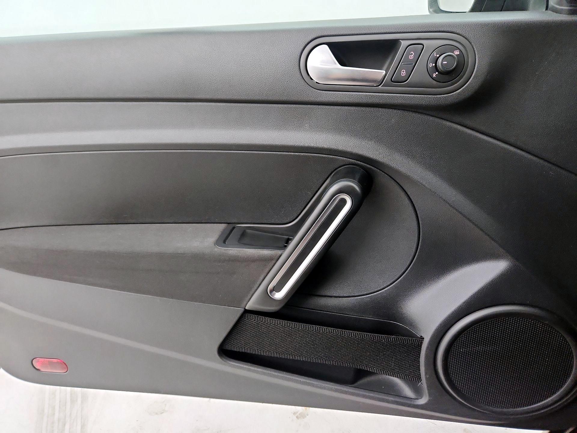 Thumbnail: 2017 Volkswagen Beetle - 12