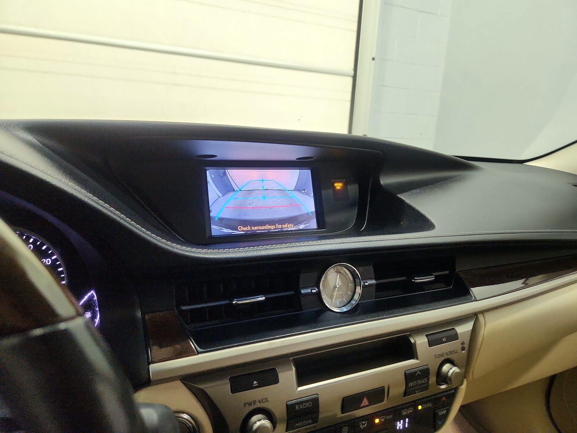 Thumbnail: 2014 Lexus ES - 14