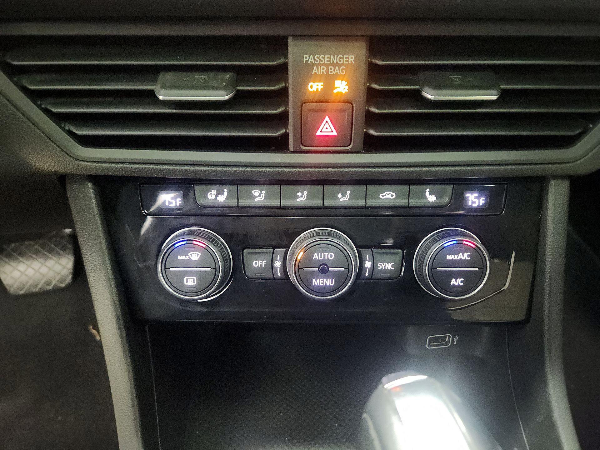 Thumbnail: 2019 Volkswagen Jetta - 16