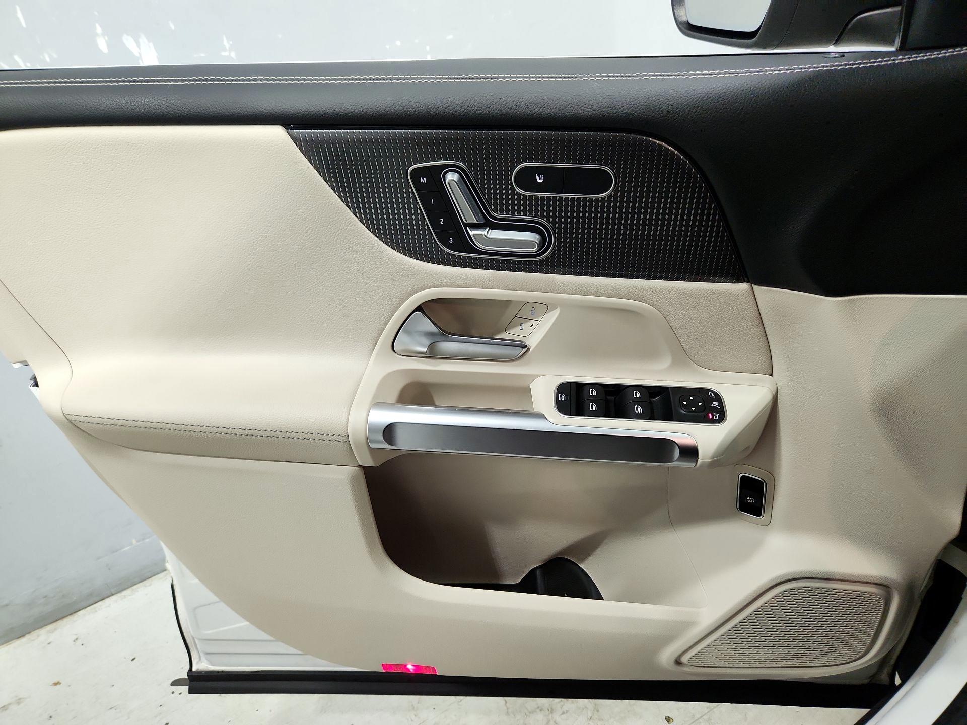 Thumbnail: 2021 Mercedes-Benz GLB - 12