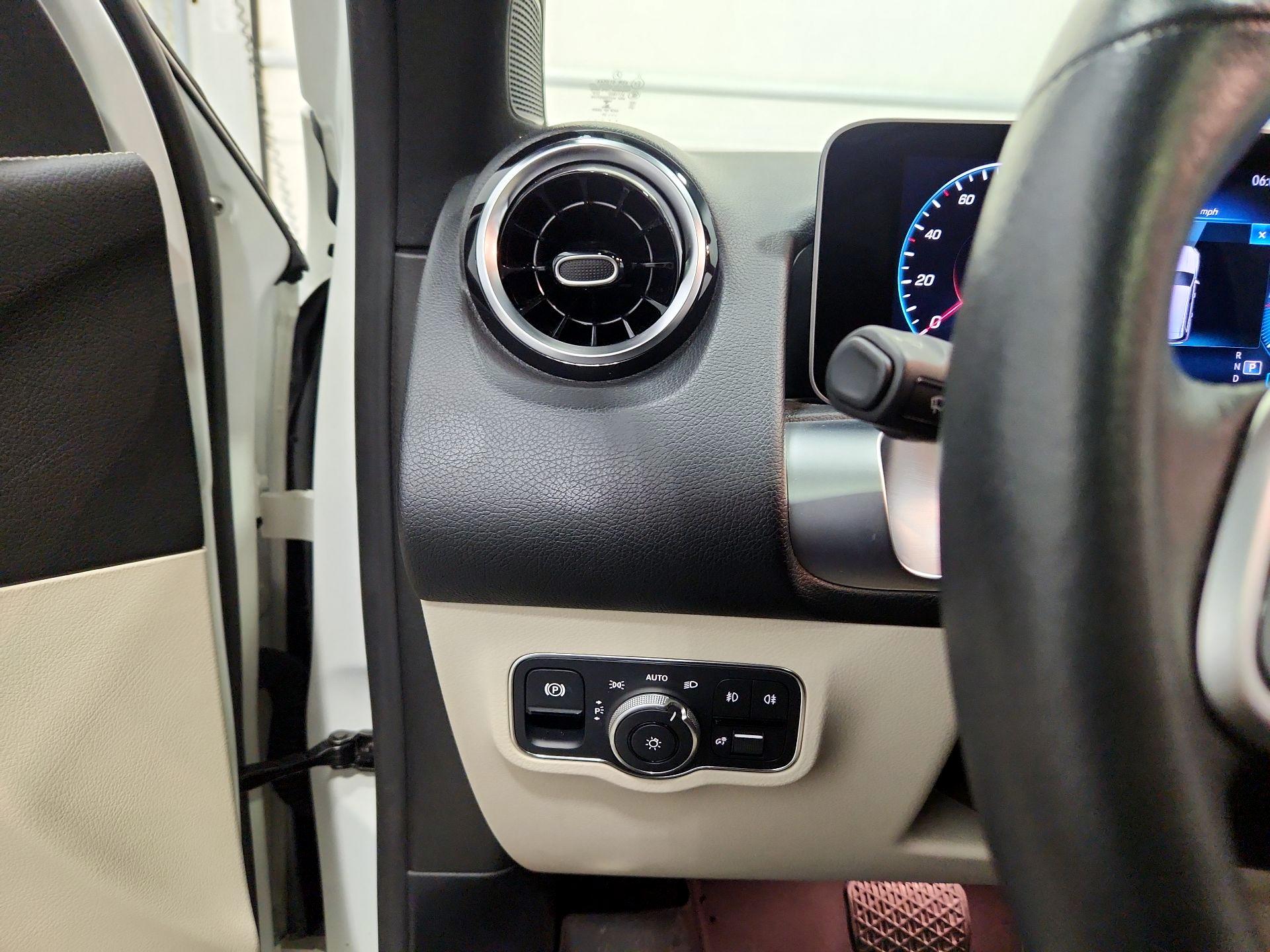 Thumbnail: 2021 Mercedes-Benz GLB - 13