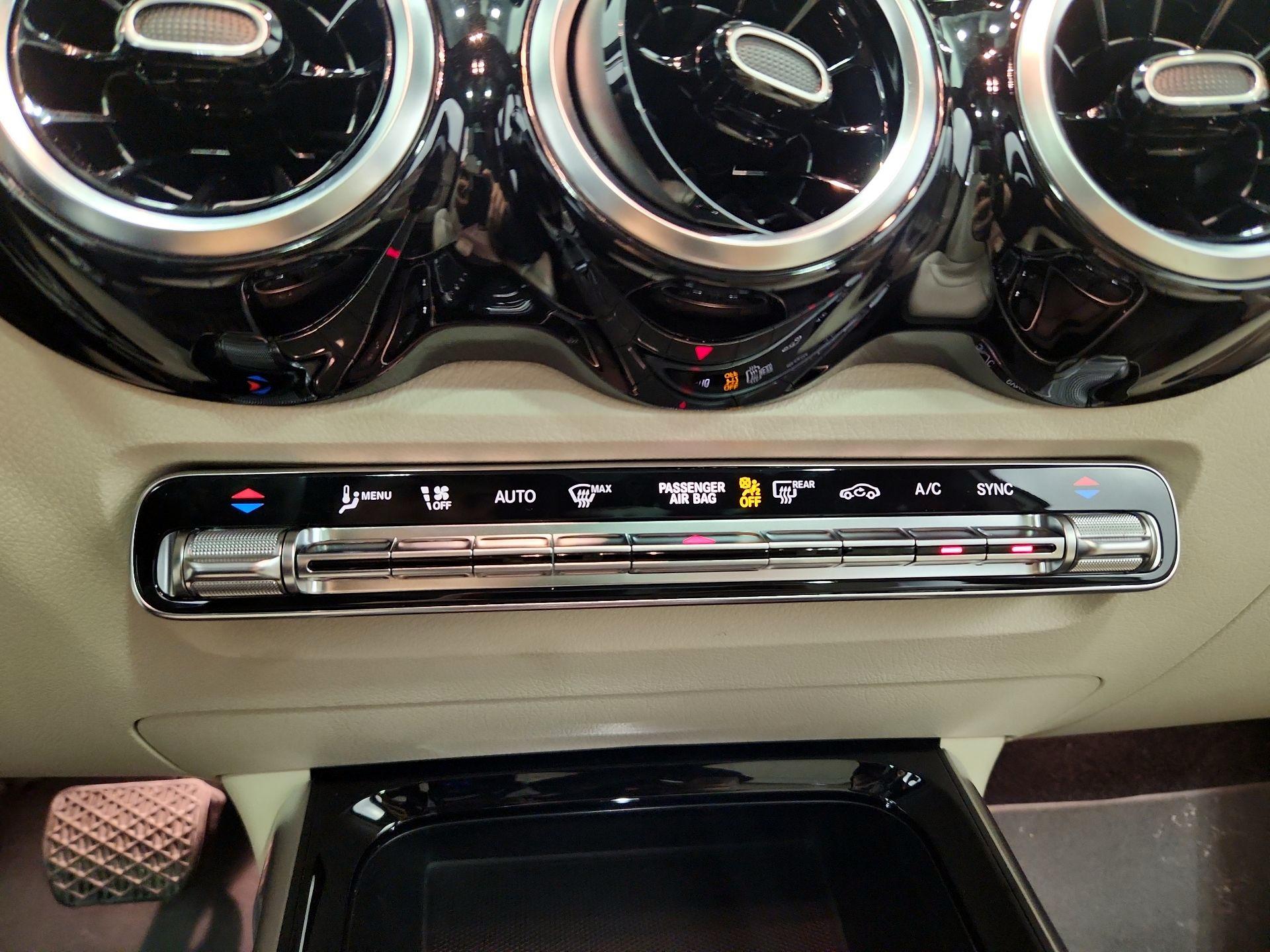 Thumbnail: 2021 Mercedes-Benz GLB - 16