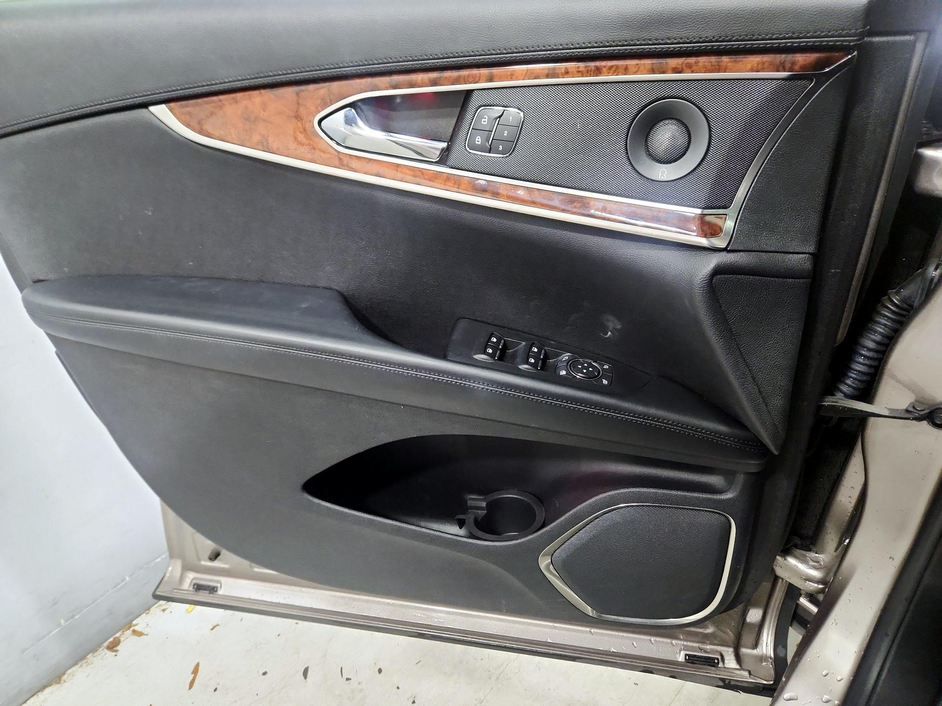 Thumbnail: 2019 Lincoln Nautilus - 12