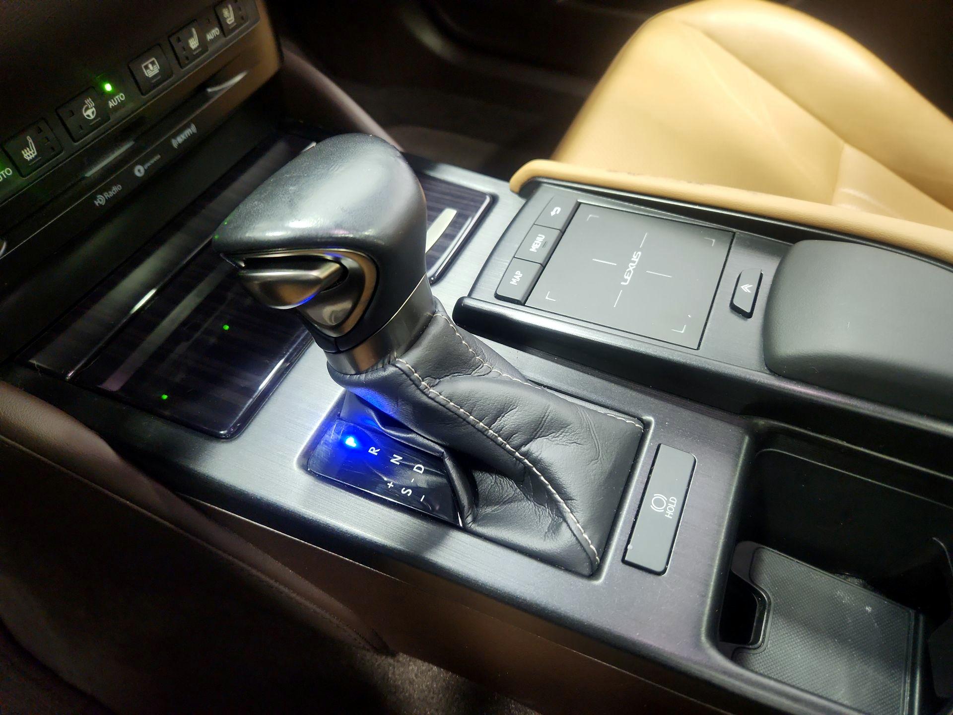 Thumbnail: 2020 Lexus ES - 18