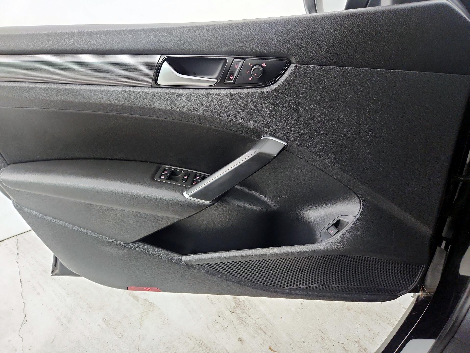 Thumbnail: 2021 Volkswagen Passat - 12