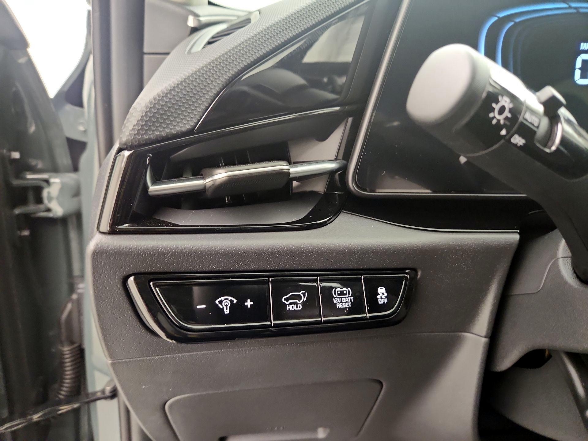 Thumbnail: 2025 Kia Niro - 11