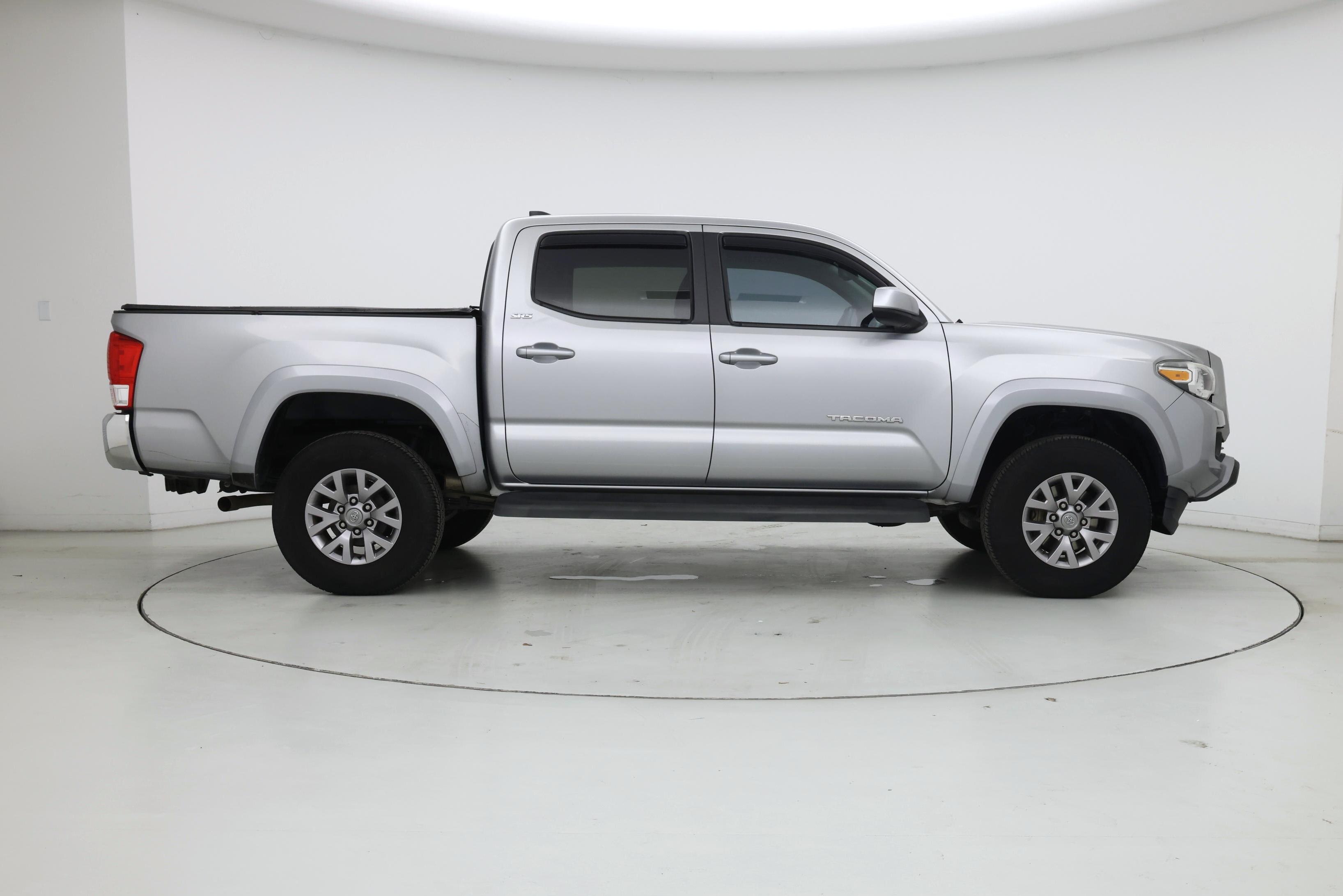 Thumbnail: 2017 Toyota Tacoma - 7
