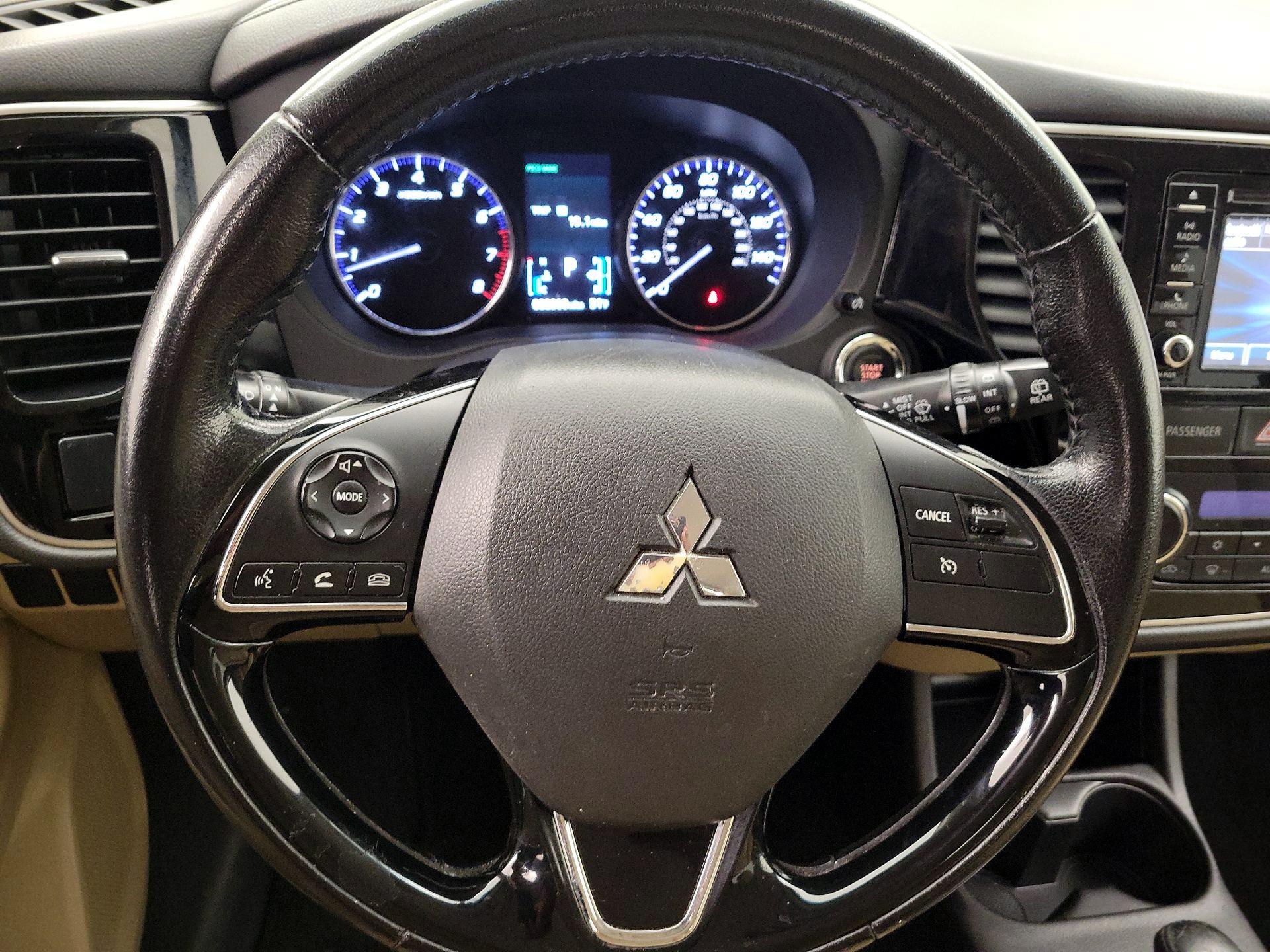 Thumbnail: 2016 Mitsubishi Outlander - 10