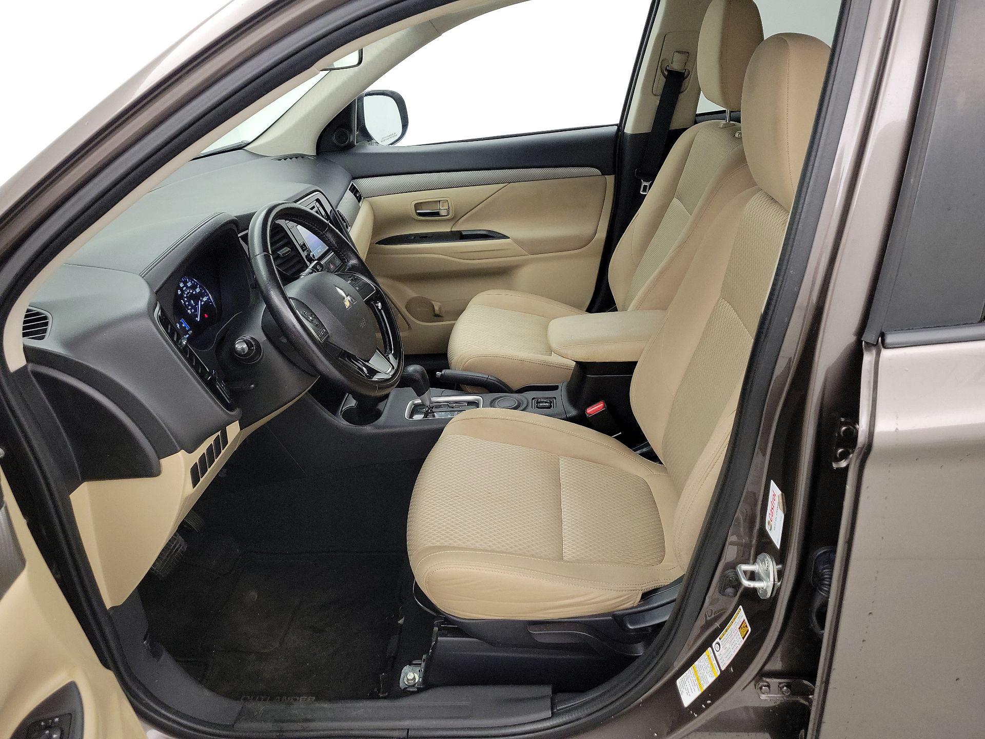 Thumbnail: 2016 Mitsubishi Outlander - 11