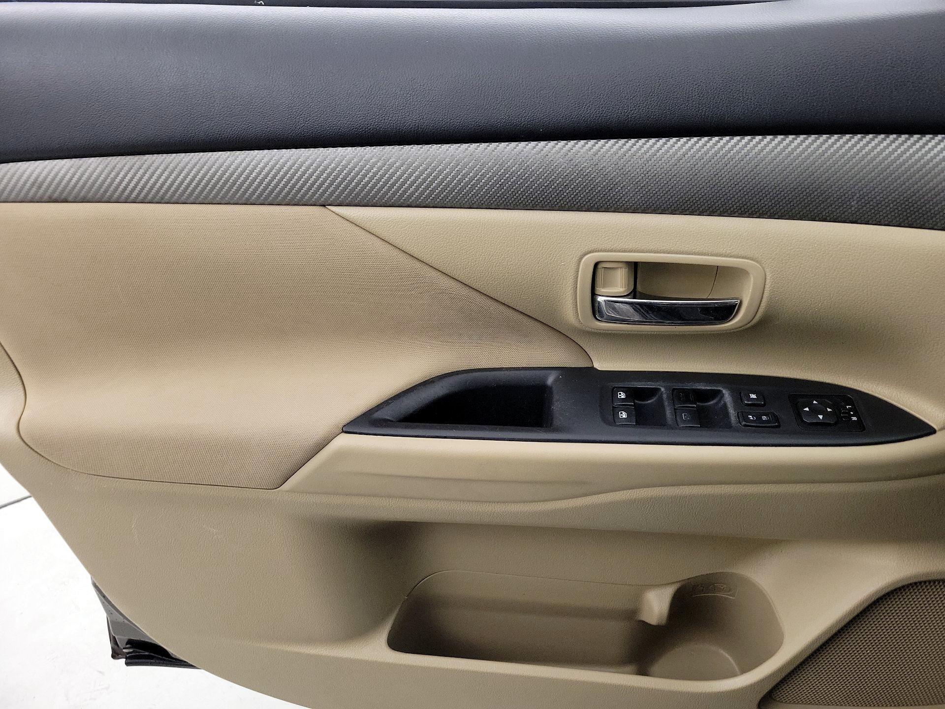 Thumbnail: 2016 Mitsubishi Outlander - 12