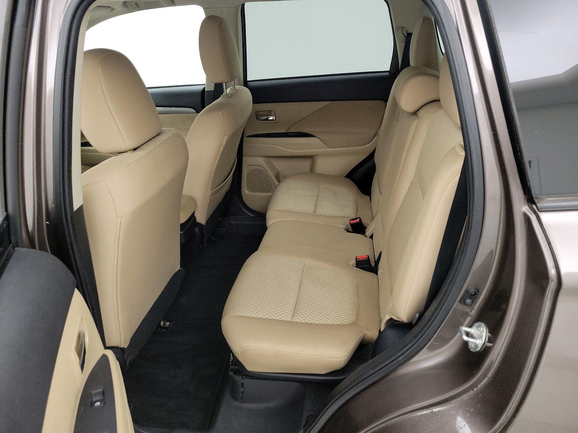 Thumbnail: 2016 Mitsubishi Outlander - 17