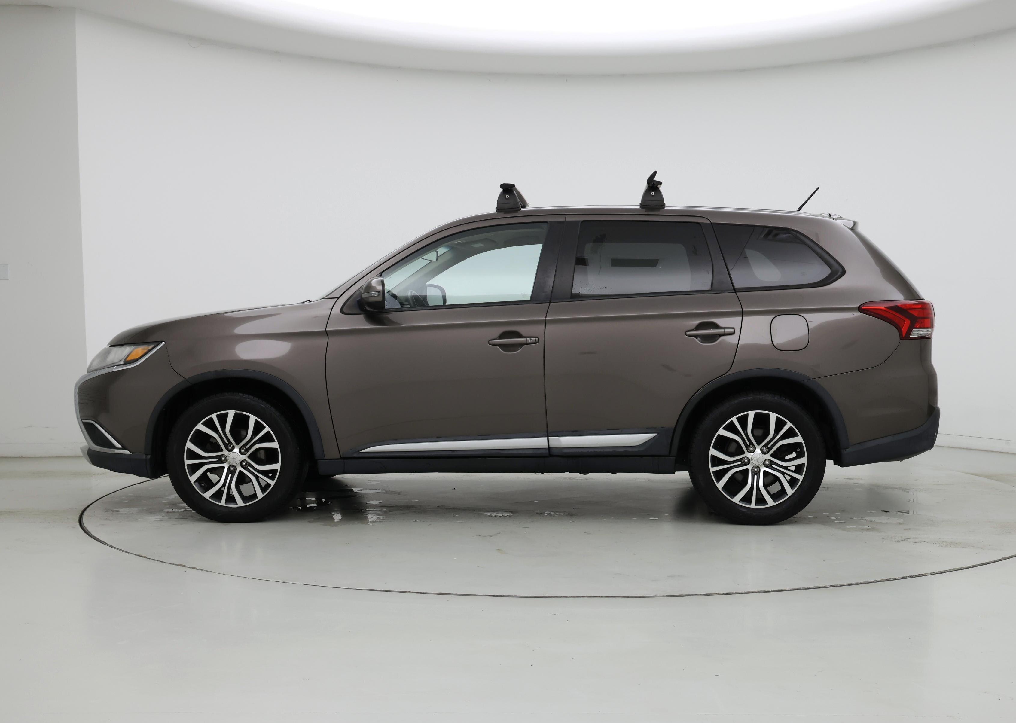 Thumbnail: 2016 Mitsubishi Outlander - 3
