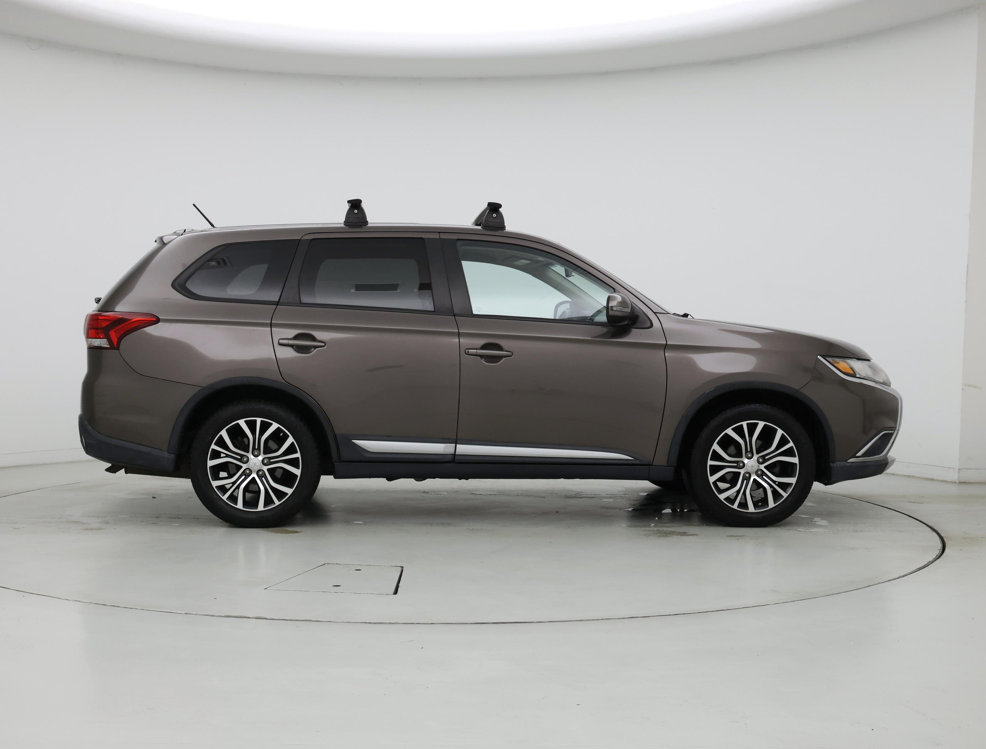 Thumbnail: 2016 Mitsubishi Outlander - 7