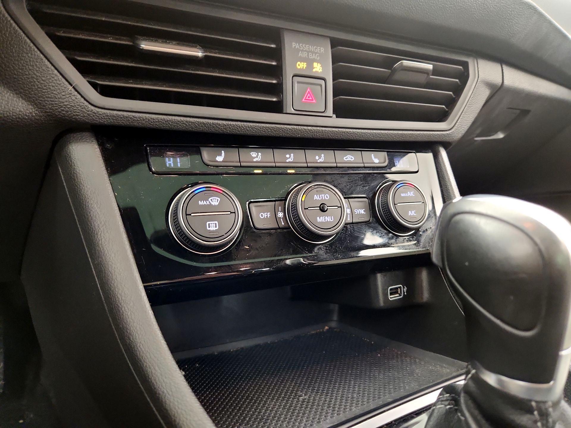 Thumbnail: 2019 Volkswagen Jetta - 16