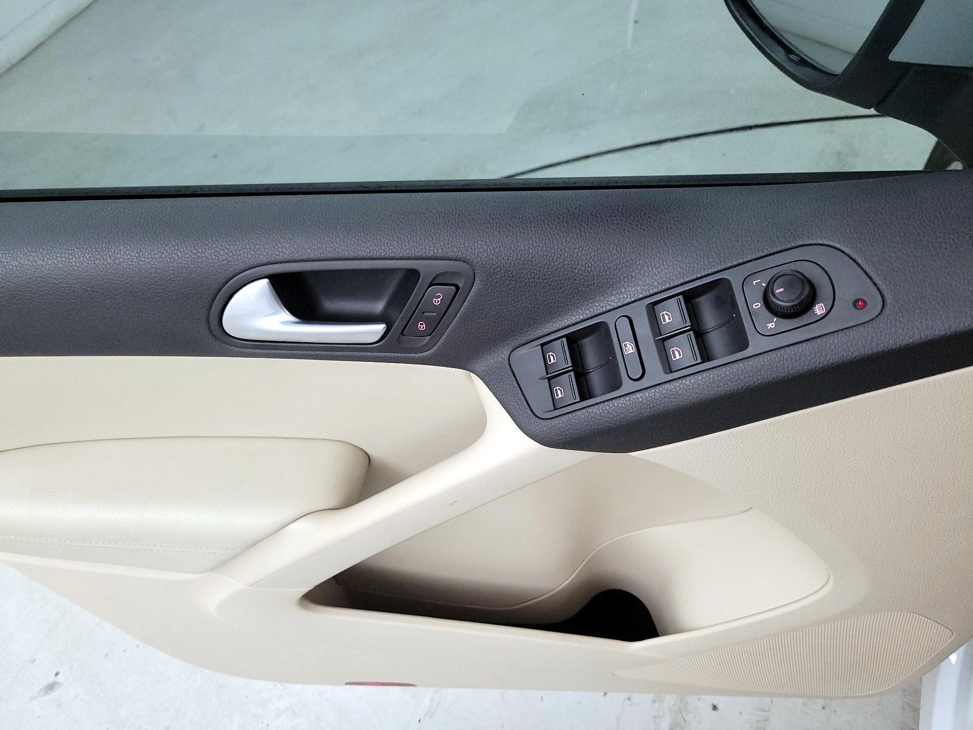 Thumbnail: 2017 Volkswagen Tiguan - 12