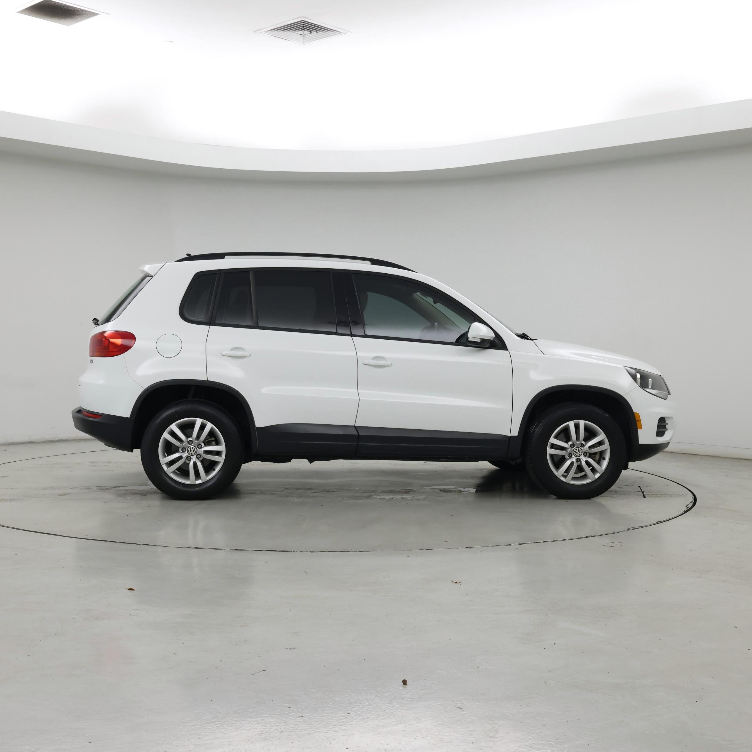 Thumbnail: 2017 Volkswagen Tiguan - 7