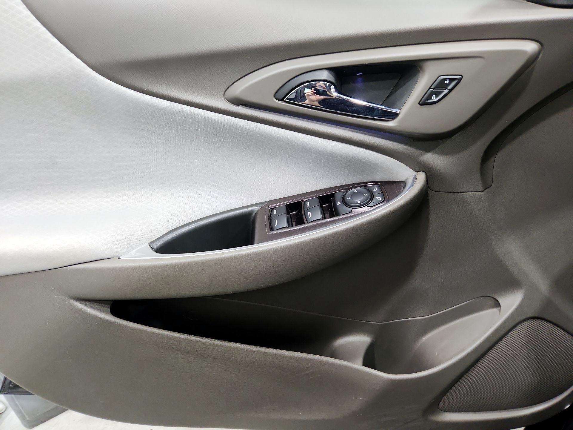 Thumbnail: 2018 Chevrolet Malibu - 12