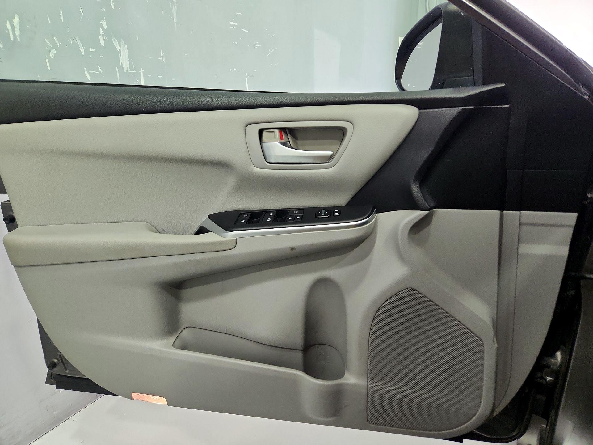 Thumbnail: 2016 Toyota Camry - 12