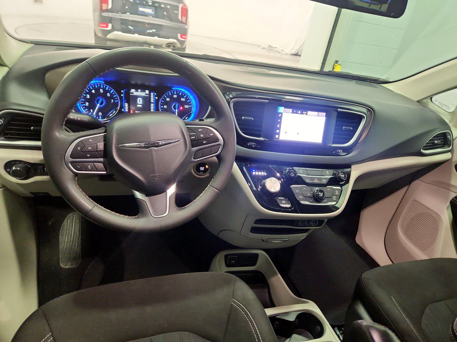 Thumbnail: 2022 Chrysler Voyager - 9