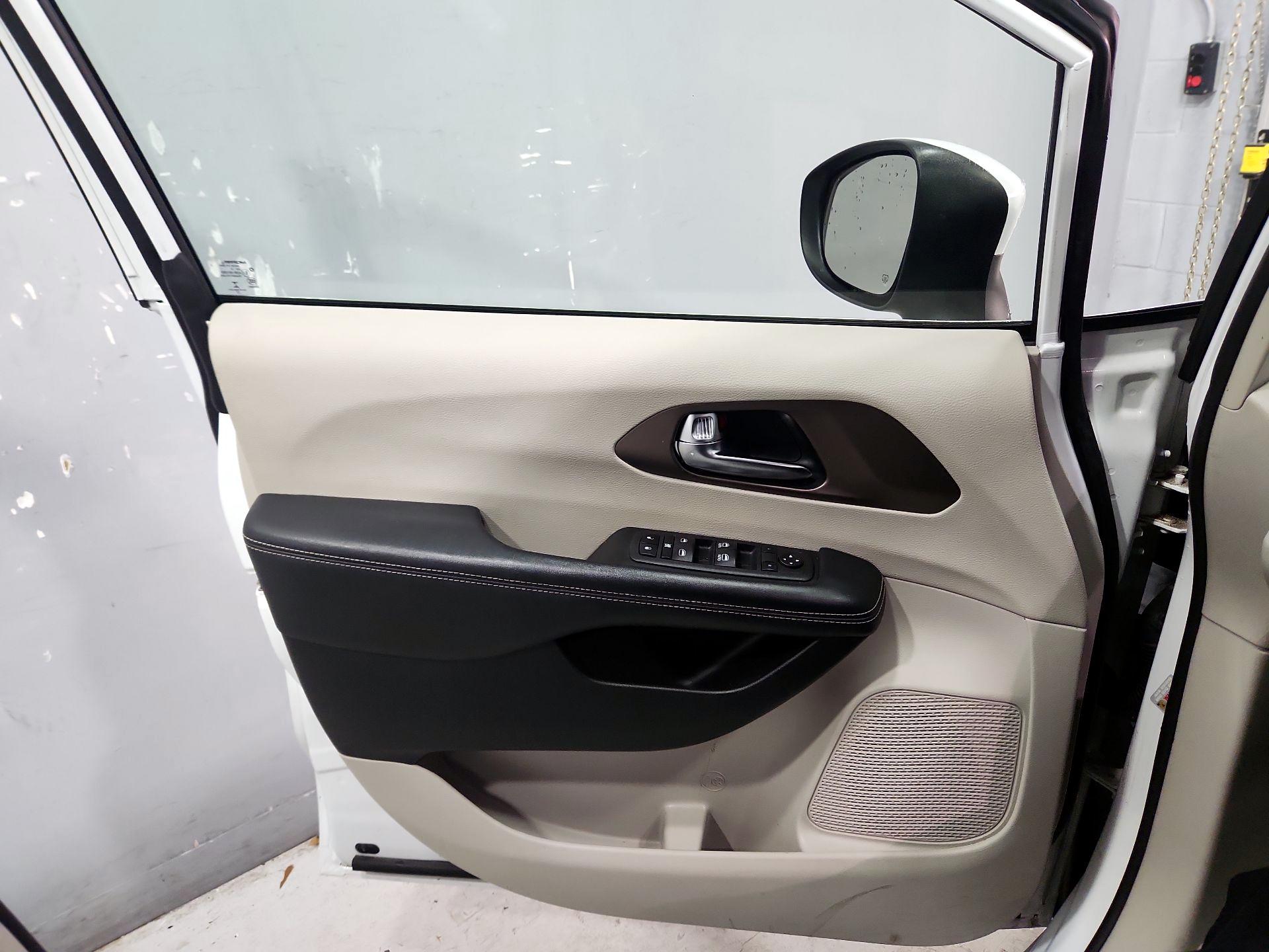 Thumbnail: 2022 Chrysler Voyager - 12