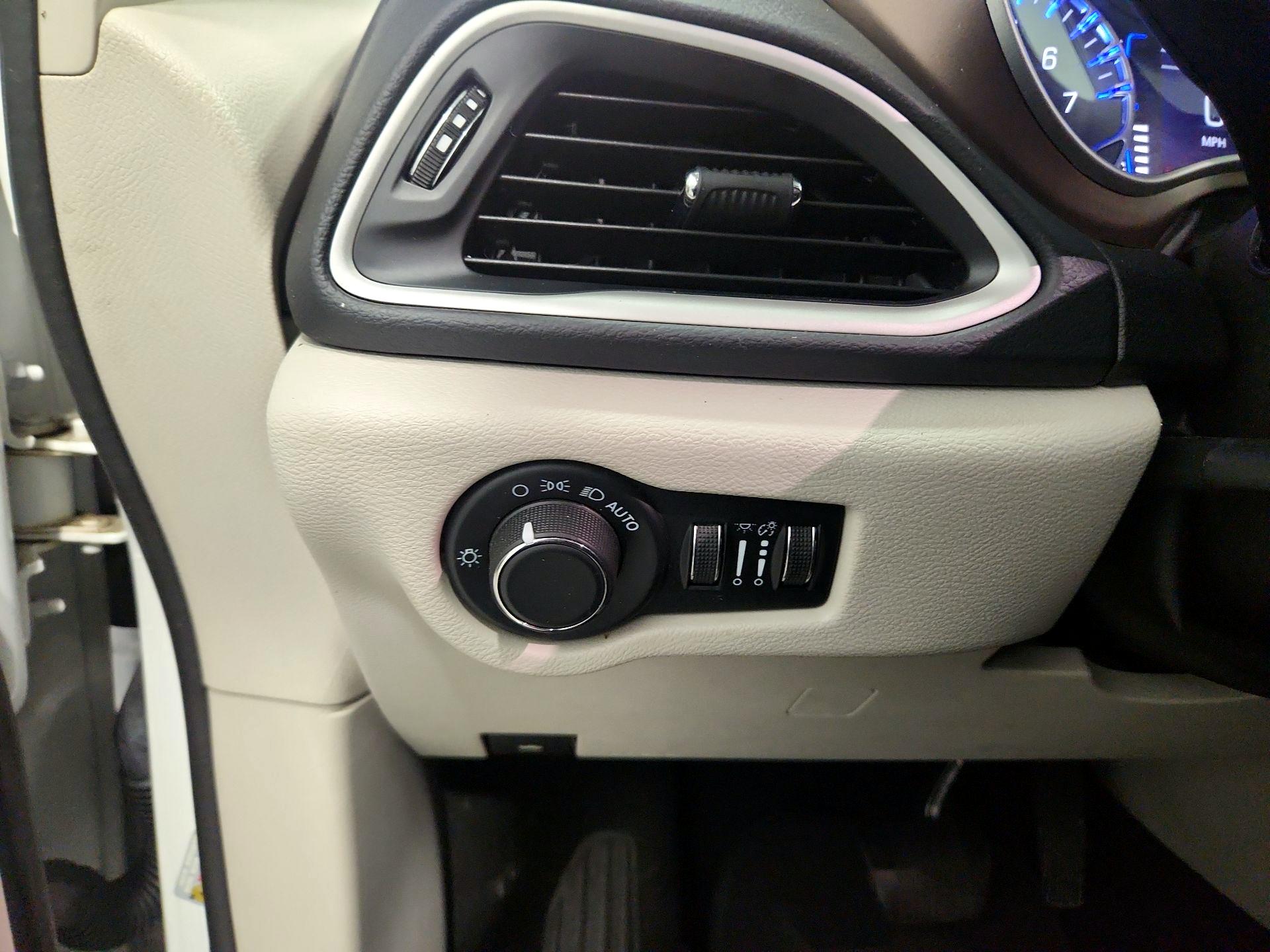 Thumbnail: 2022 Chrysler Voyager - 13