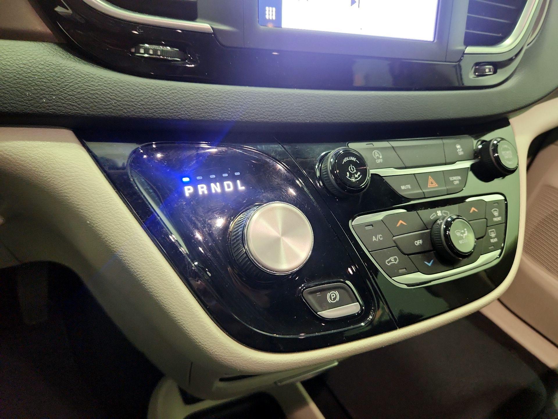 Thumbnail: 2022 Chrysler Voyager - 17