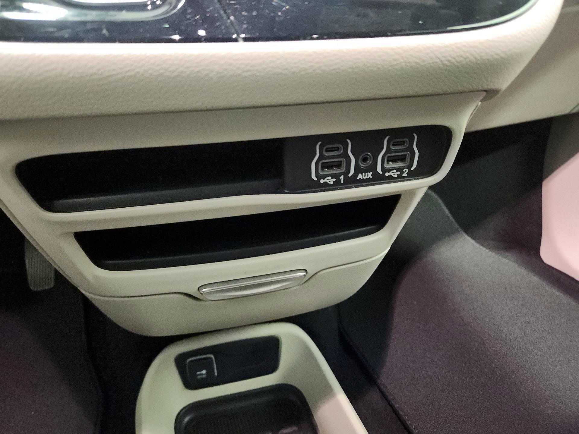 Thumbnail: 2022 Chrysler Voyager - 18