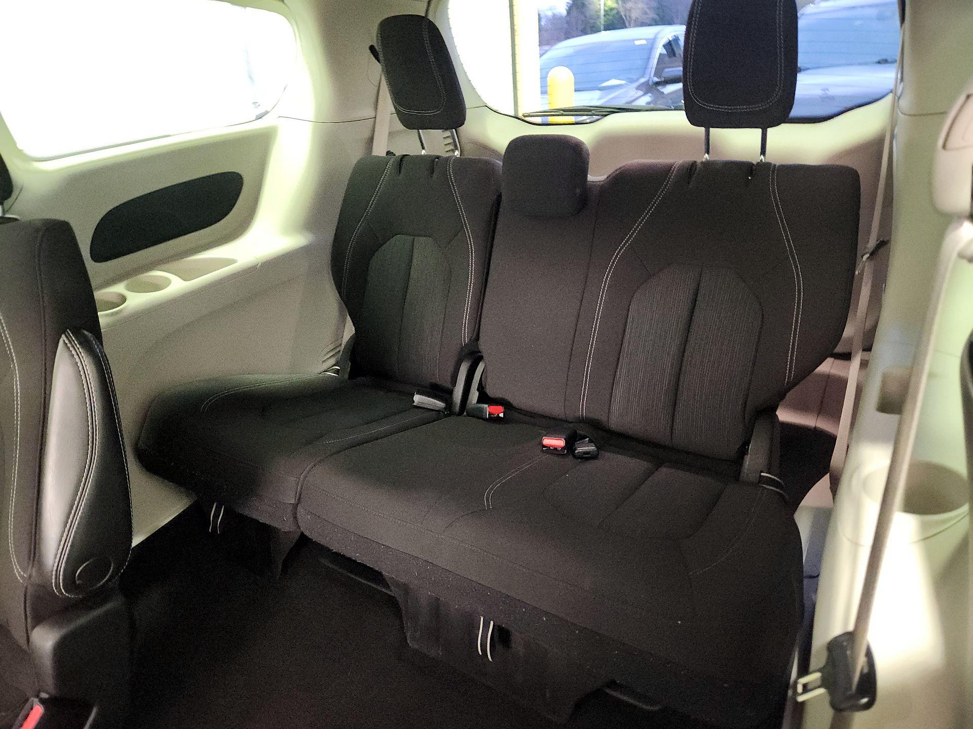 Thumbnail: 2022 Chrysler Voyager - 20